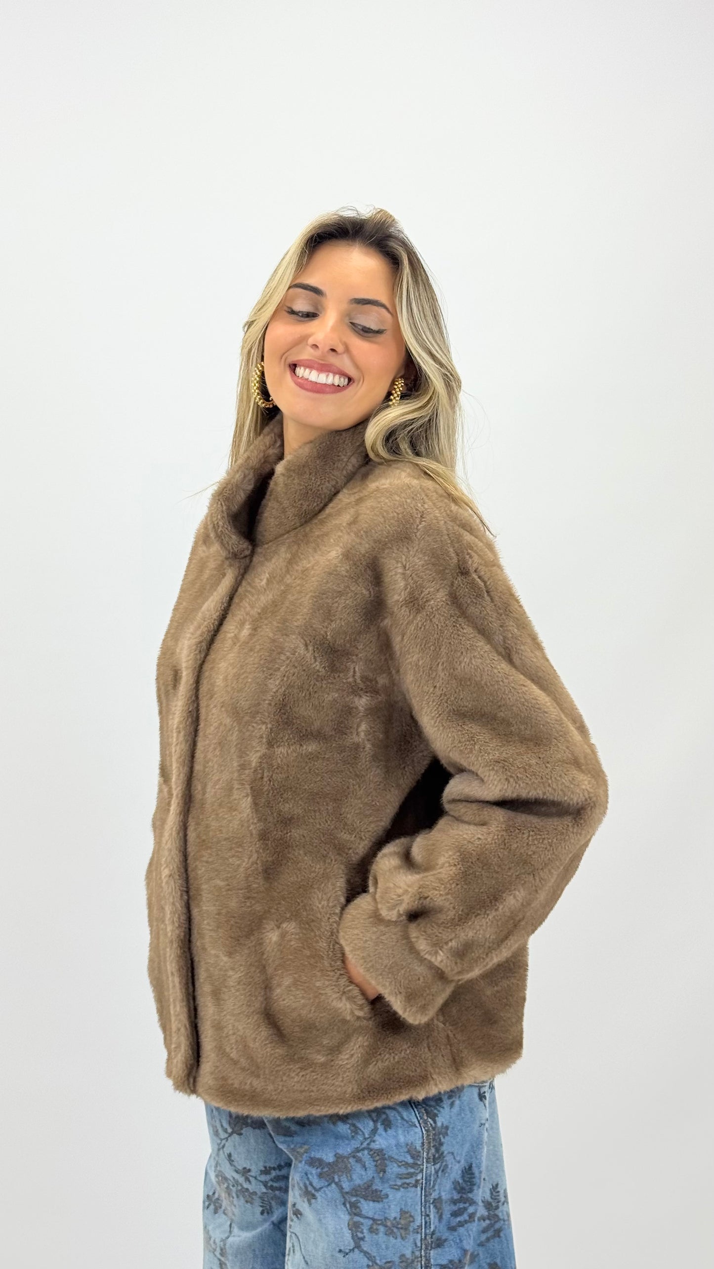 Casaco pêlo sintético tons bege