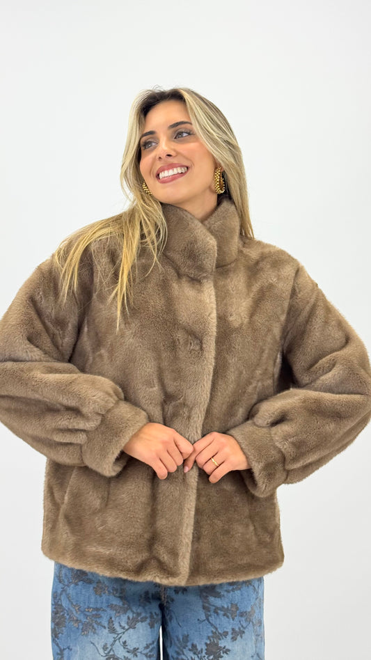 Casaco pêlo sintético tons bege