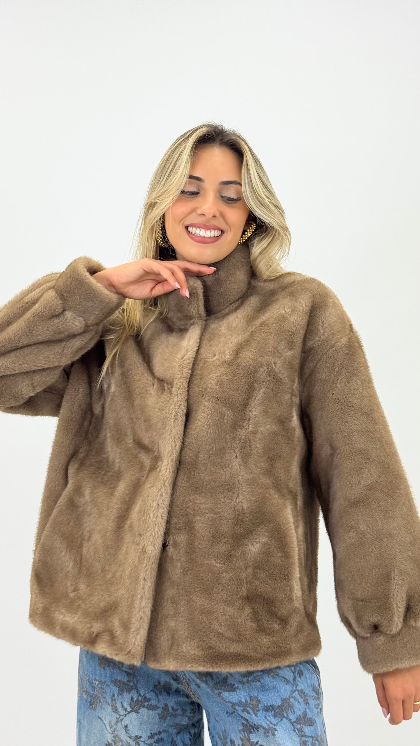 Casaco pêlo sintético tons bege