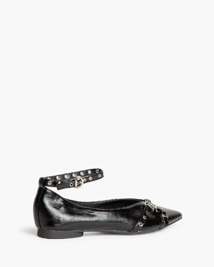 Sapato raso com fivelas preto
