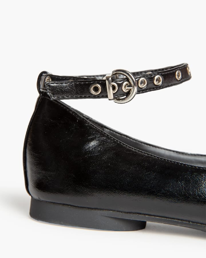 Sapato raso com fivelas preto