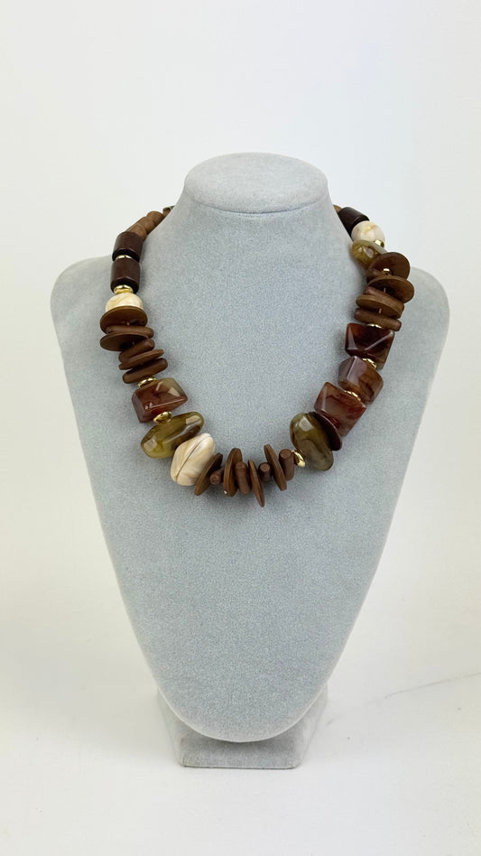 Colar acrílico castanho e verde e com pormenores madeira