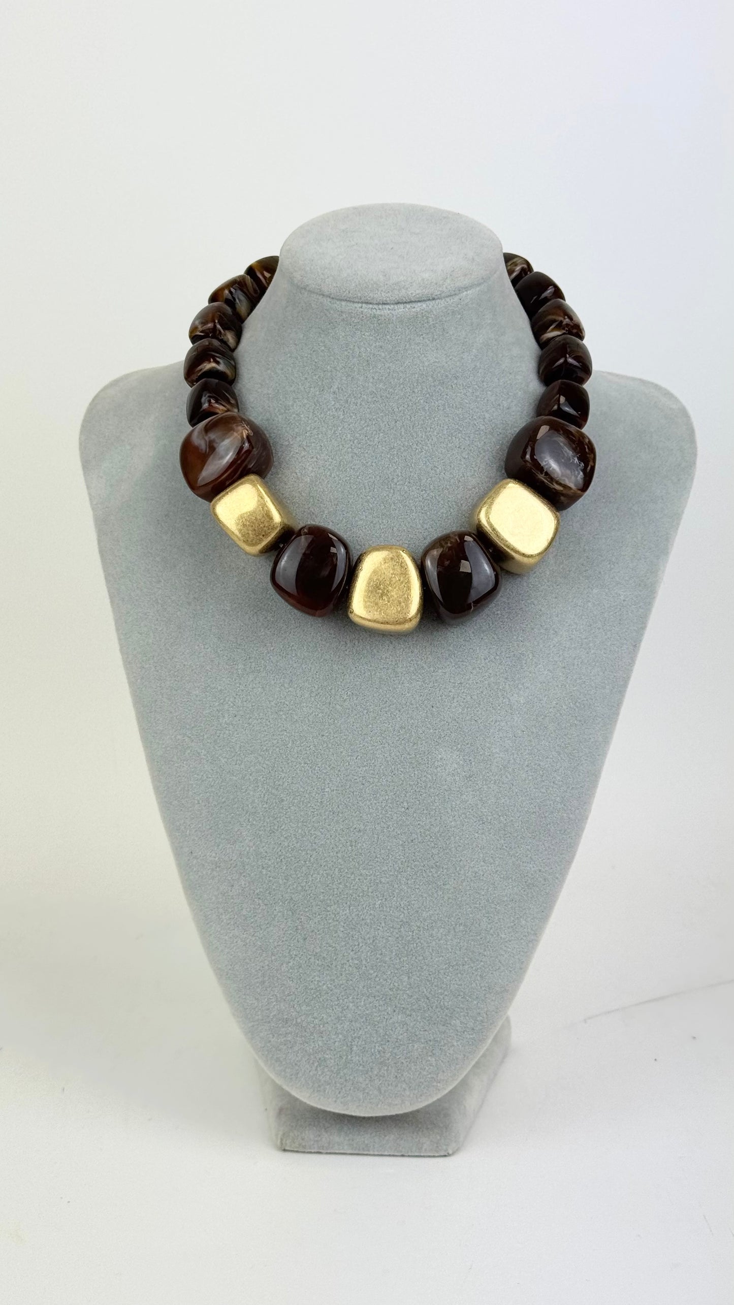 Colar cubos acrílico castanho e dourado