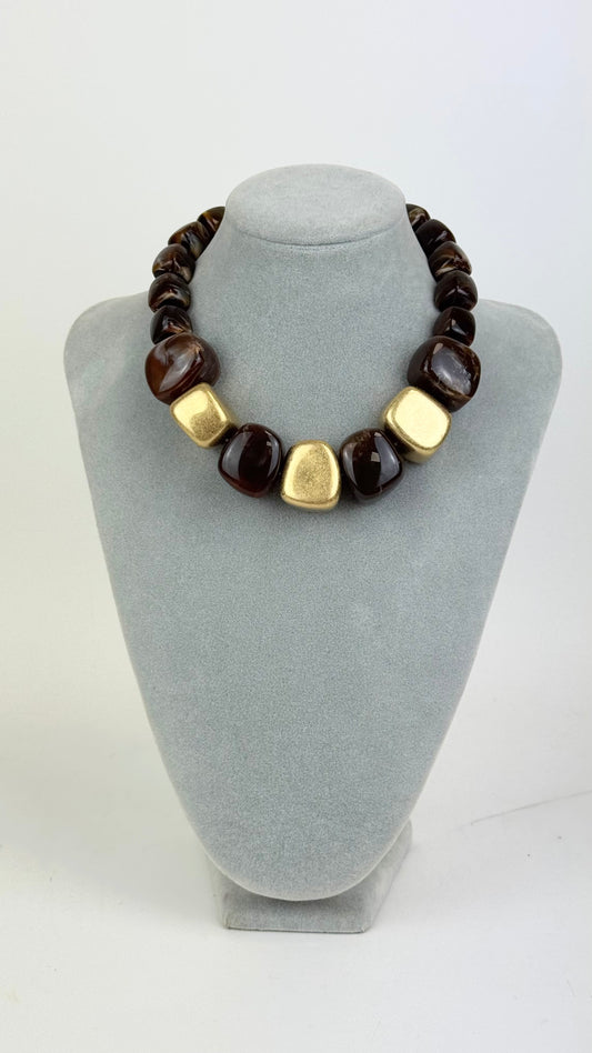 Colar cubos acrílico castanho e dourado