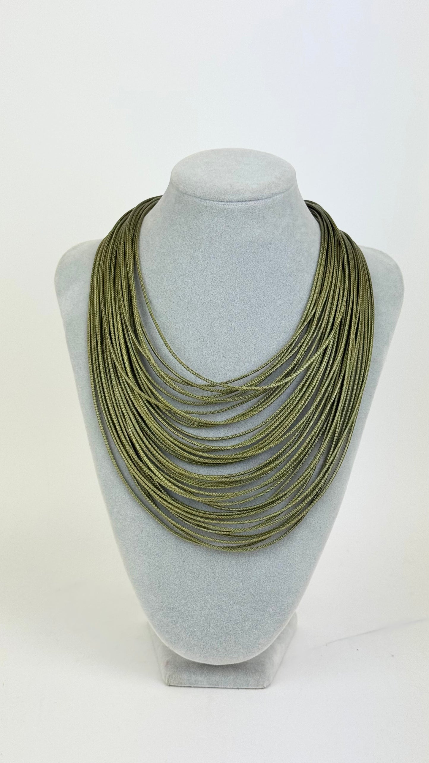 Colar fios tecido verde-seco