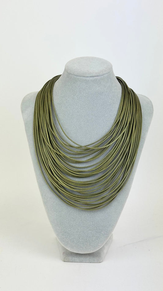 Colar fios tecido verde-seco