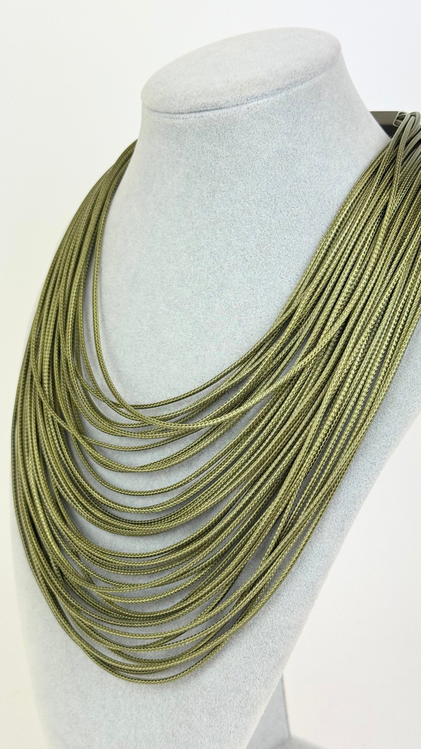 Colar fios tecido verde-seco