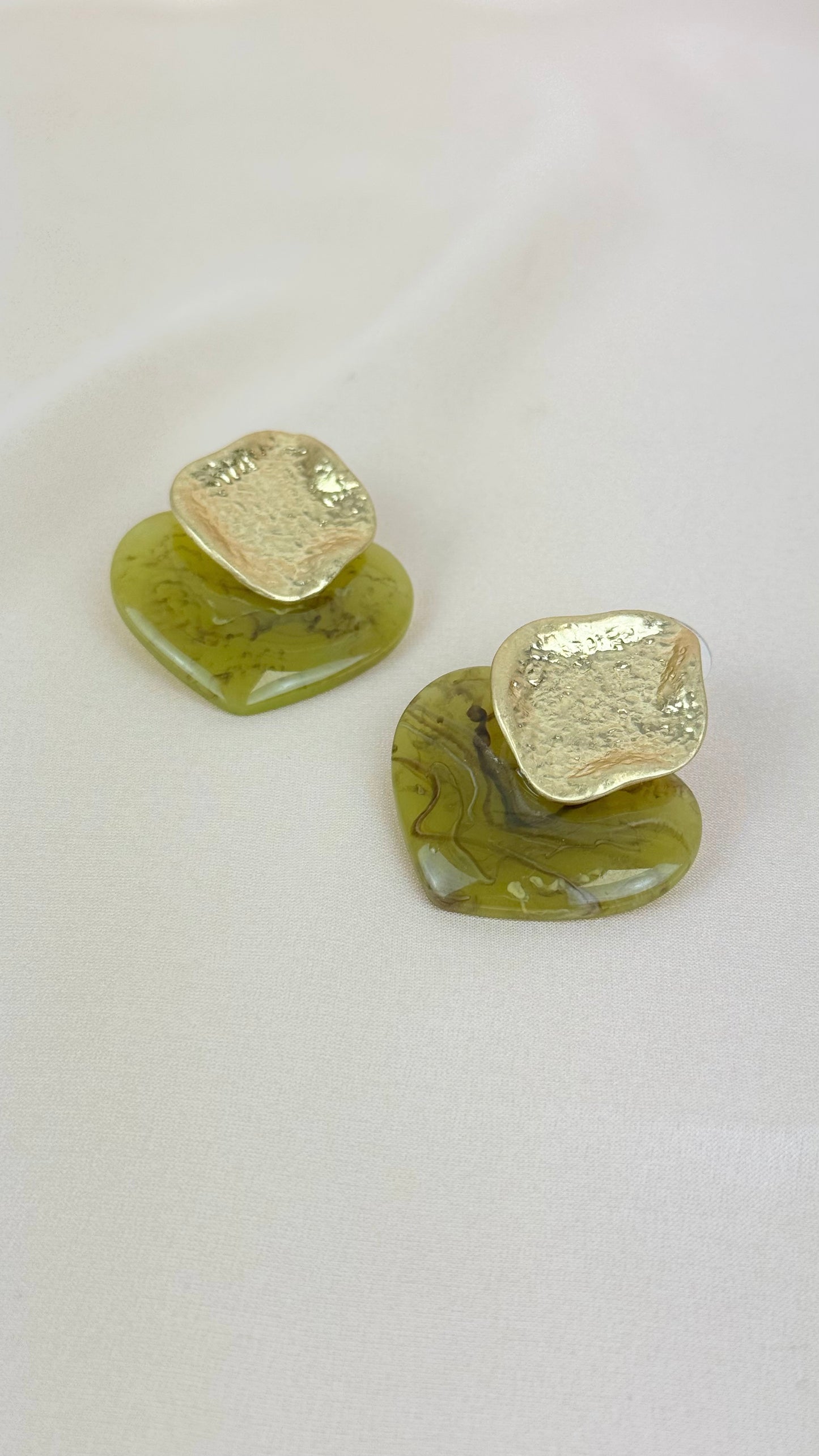 Brincos em acrílico verde e dourado