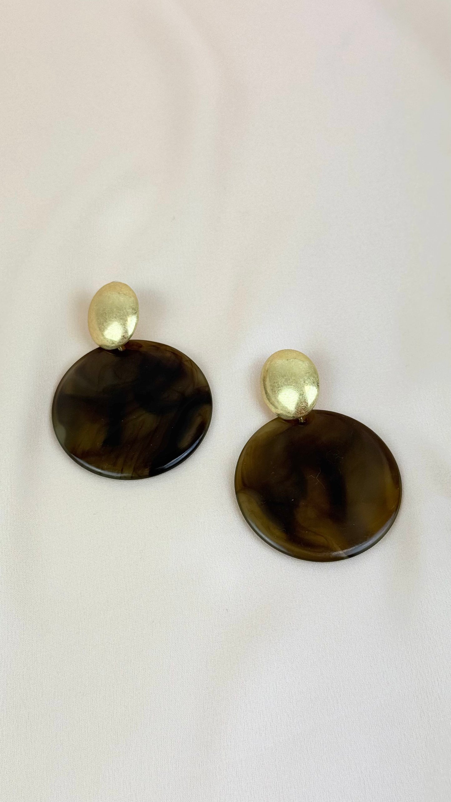 Brincos roda acrílica castanha com dourado