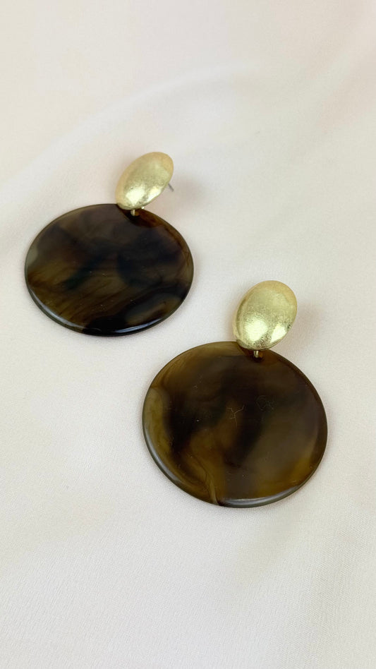 Brincos roda acrílica castanha com dourado