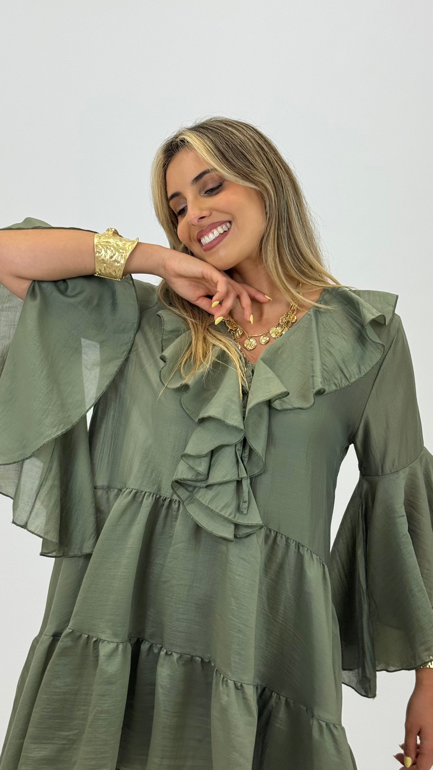 Vestido curto folhos verde