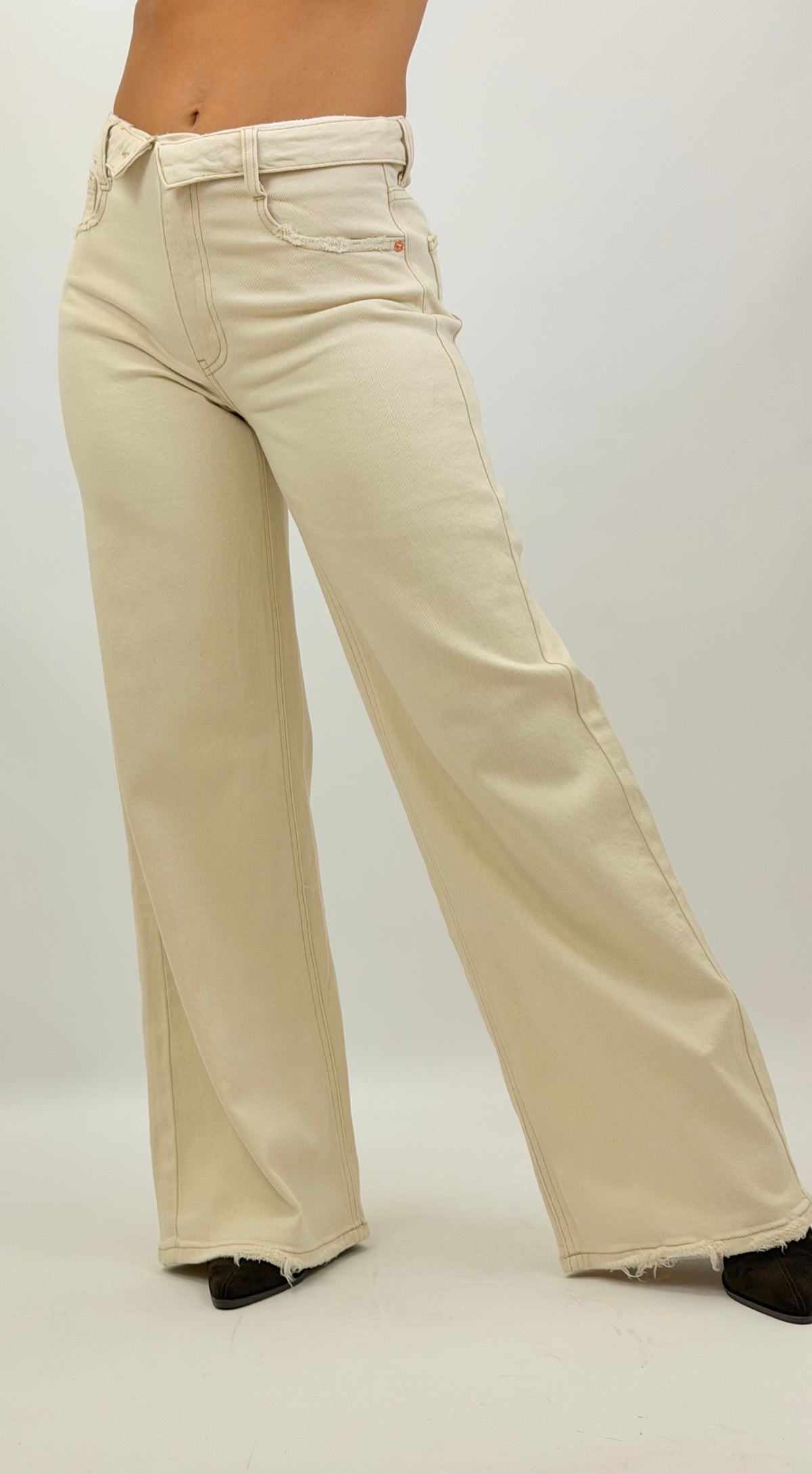 Calça sarja creme dobra na cintura