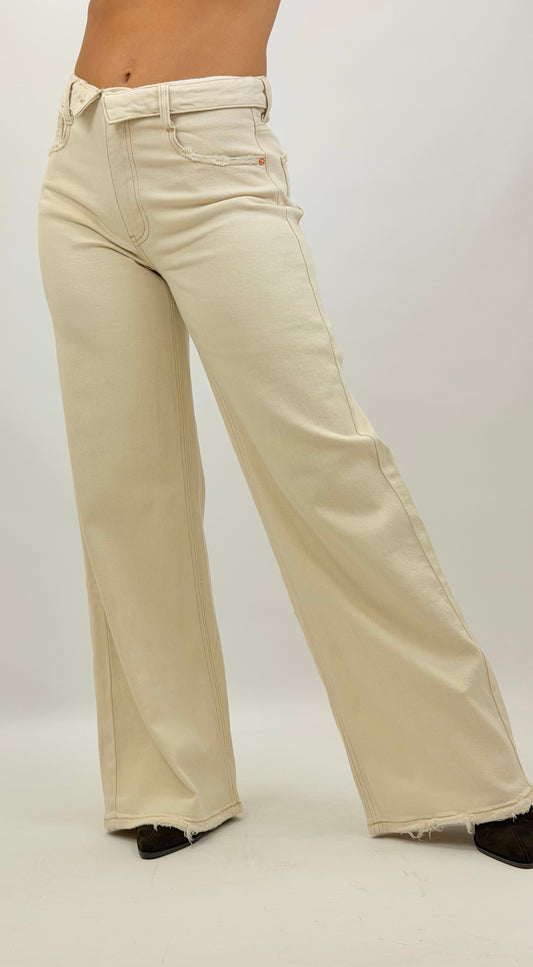 Calça sarja creme dobra na cintura