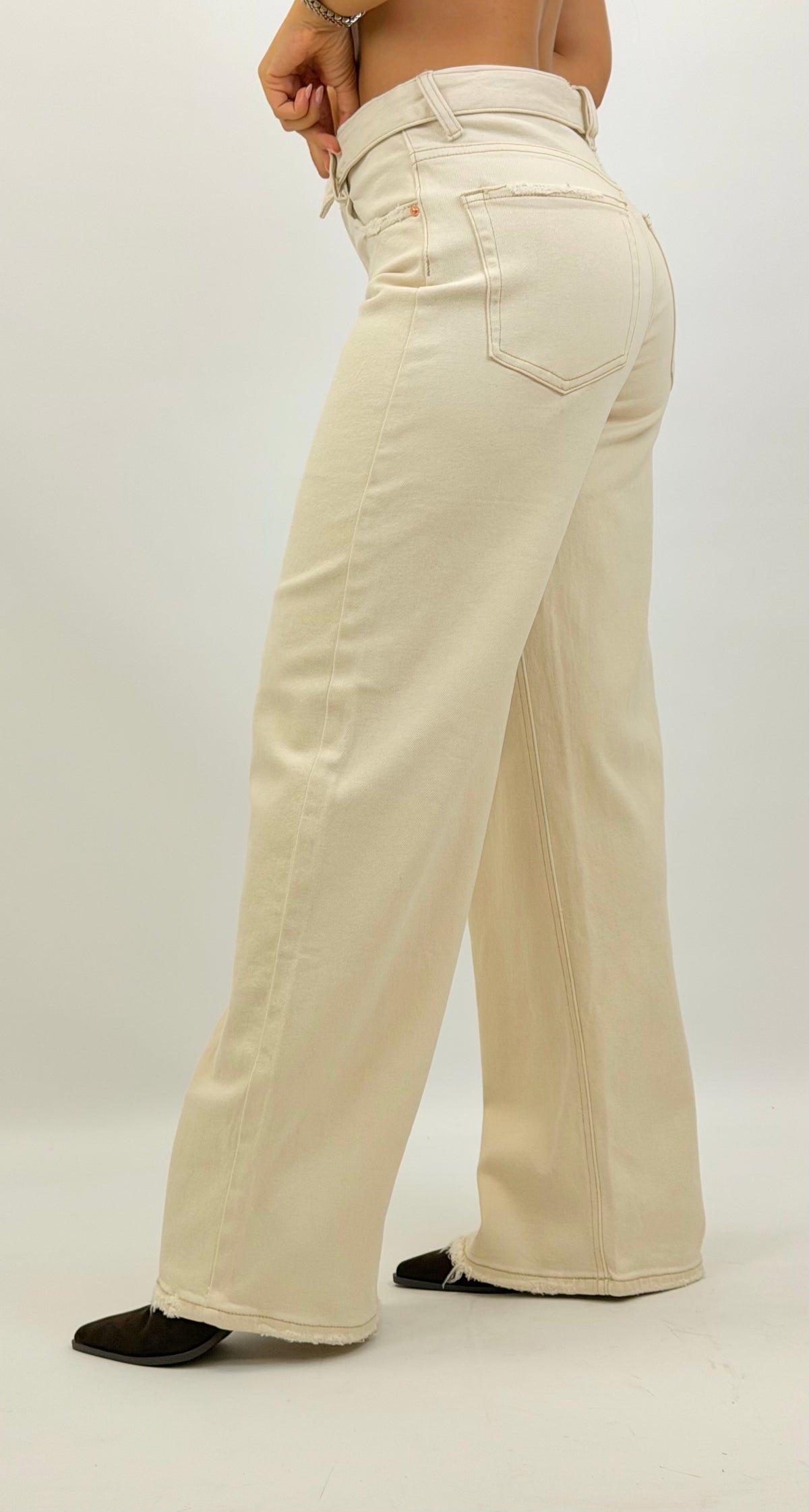 Calça sarja creme dobra na cintura
