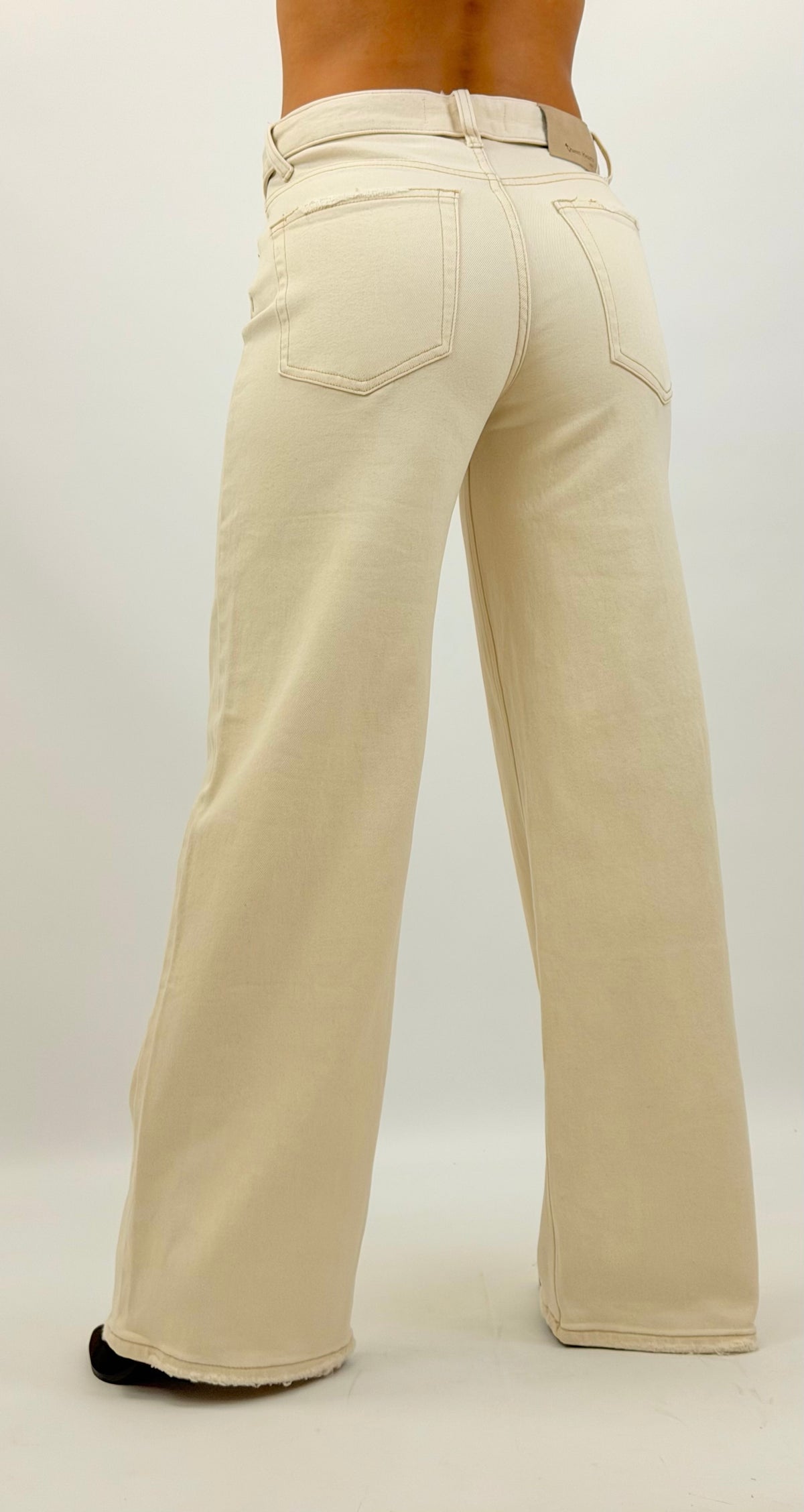Calça sarja creme dobra na cintura
