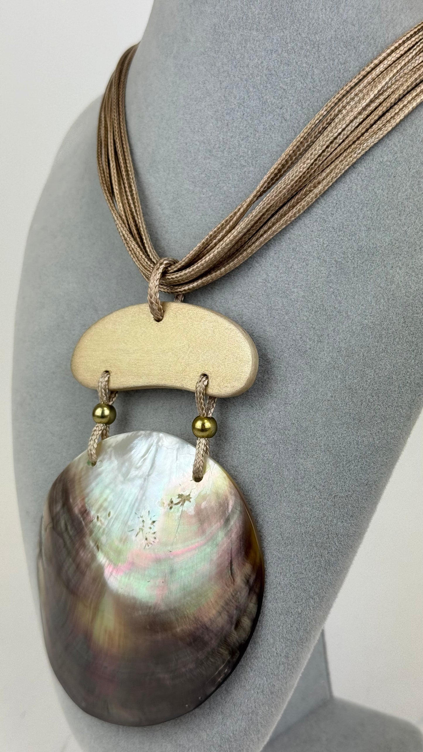 Colar artesanal tons bege com concha