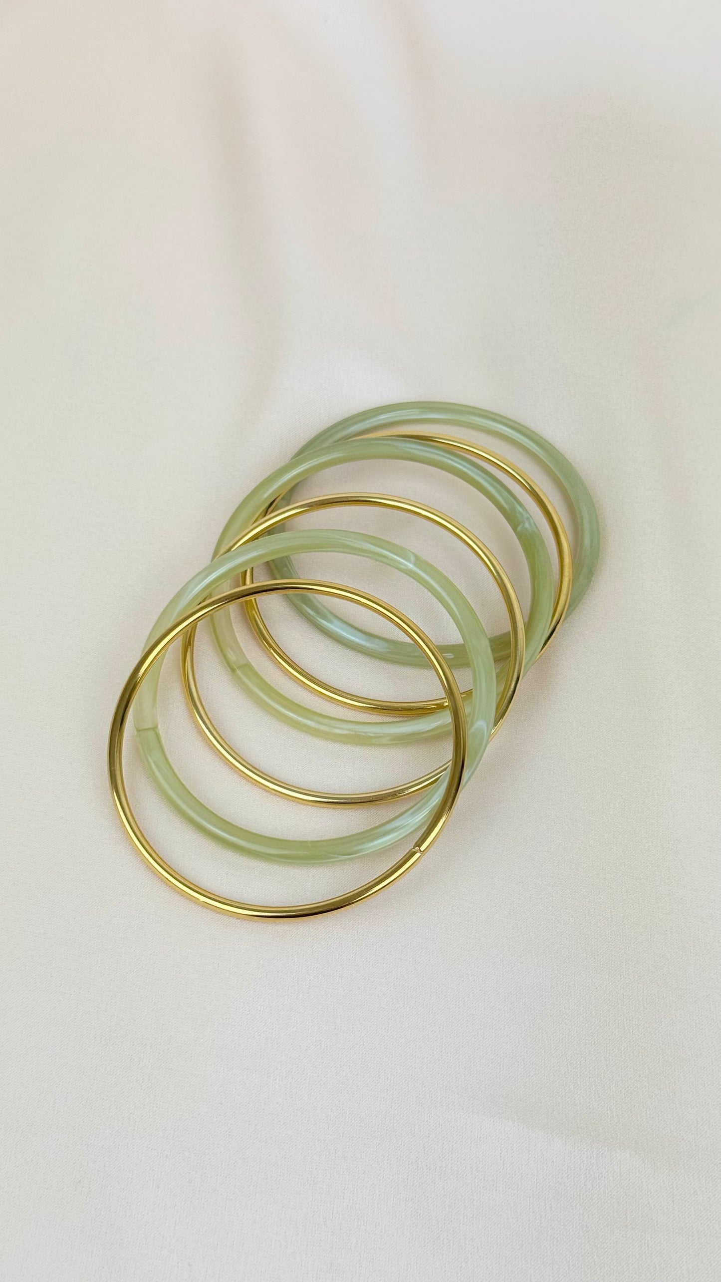 Conjunto pulseiras aço dourado e acrílico verde