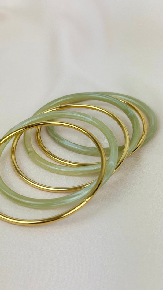 Conjunto pulseiras aço dourado e acrílico verde