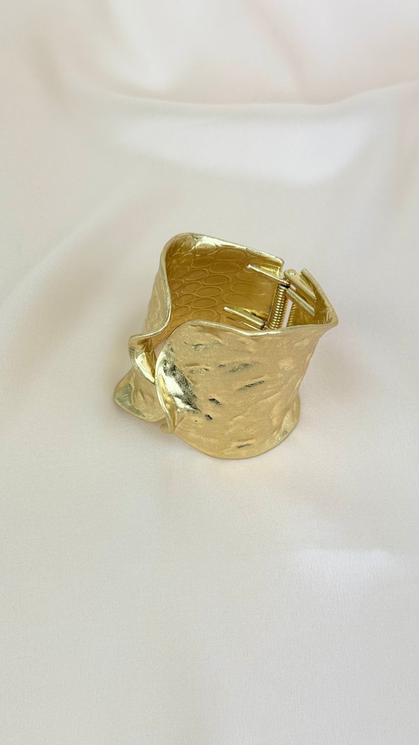 Escrava dourado baço martelado com efeito folhos