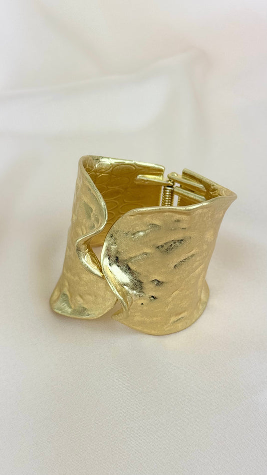 Escrava dourado baço martelado com efeito folhos
