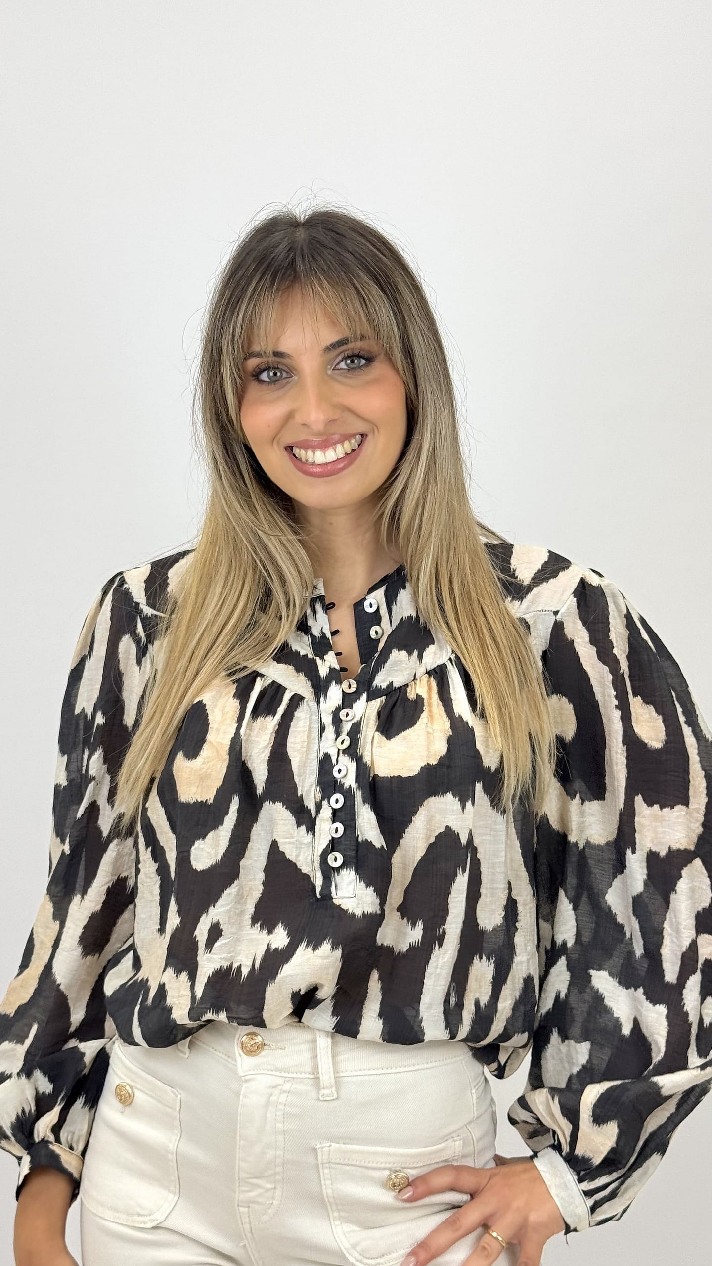 Blusa estampado étnico tom bege e preto
