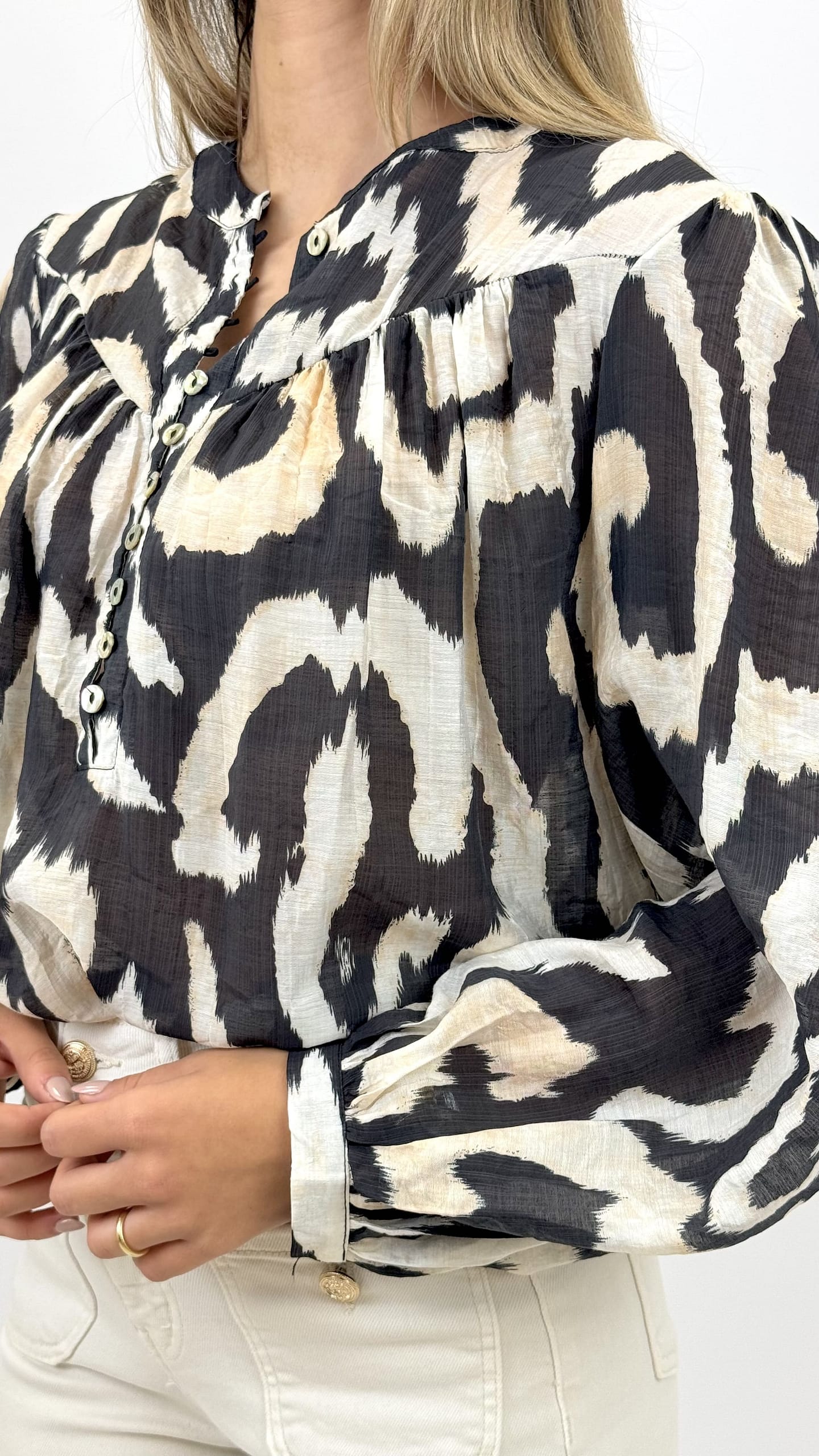 Blusa estampado étnico tom bege e preto