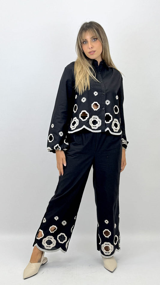 Conjunto blusa e calça preto com croché floral
