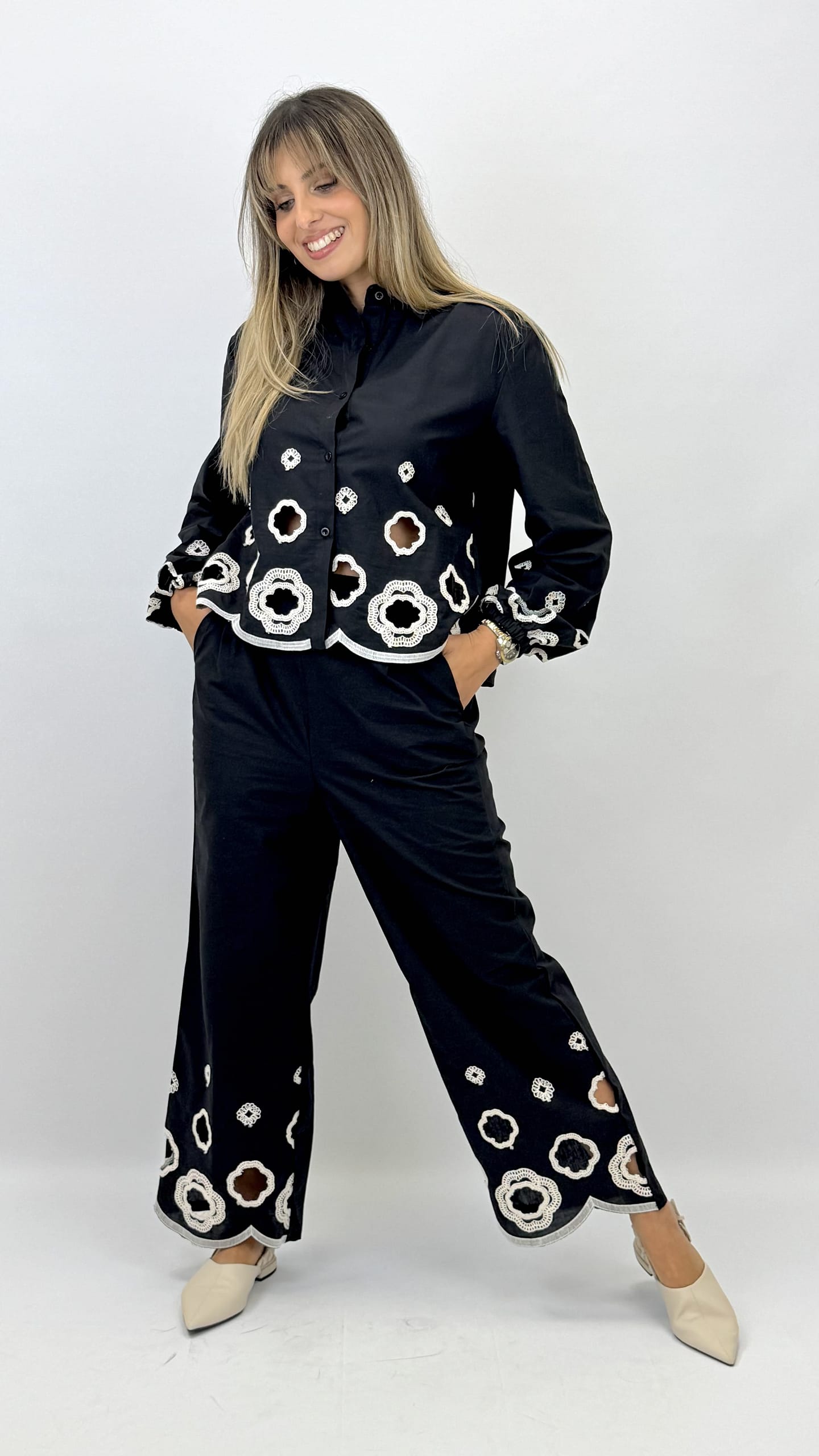 Conjunto blusa e calça preto com croché floral