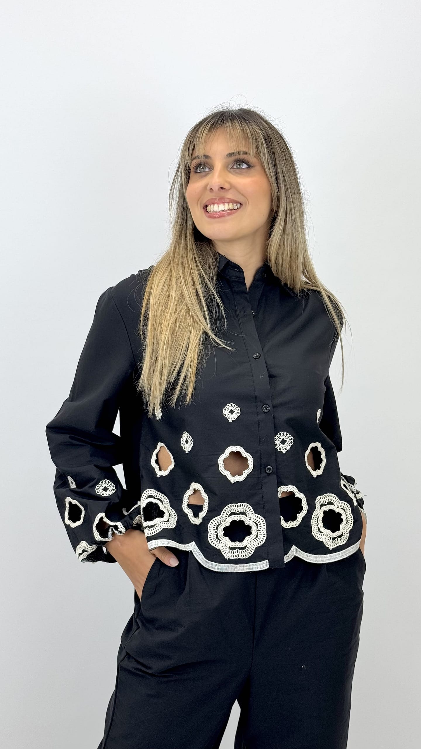 Conjunto blusa e calça preto com croché floral
