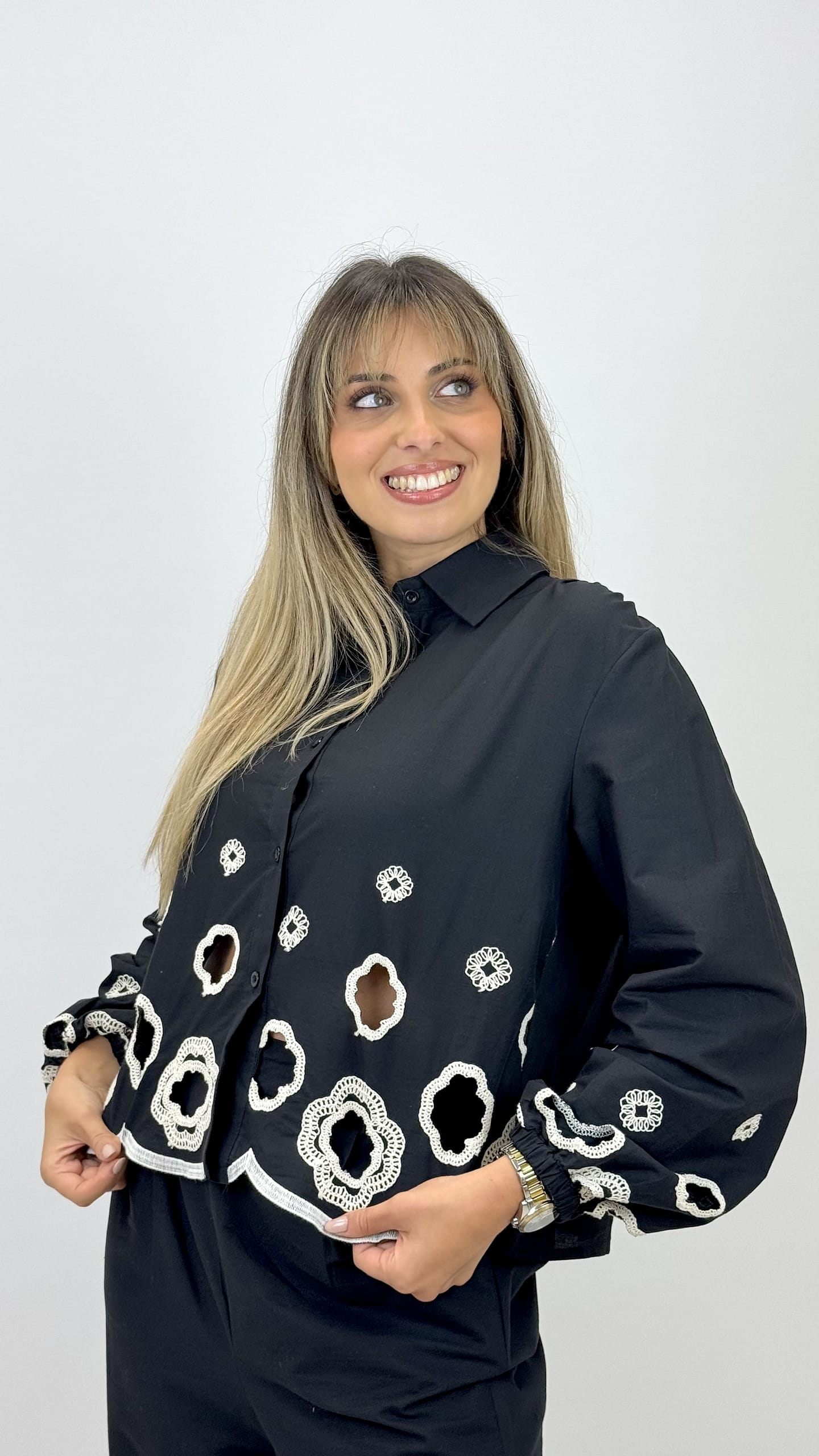 Conjunto blusa e calça preto com croché floral