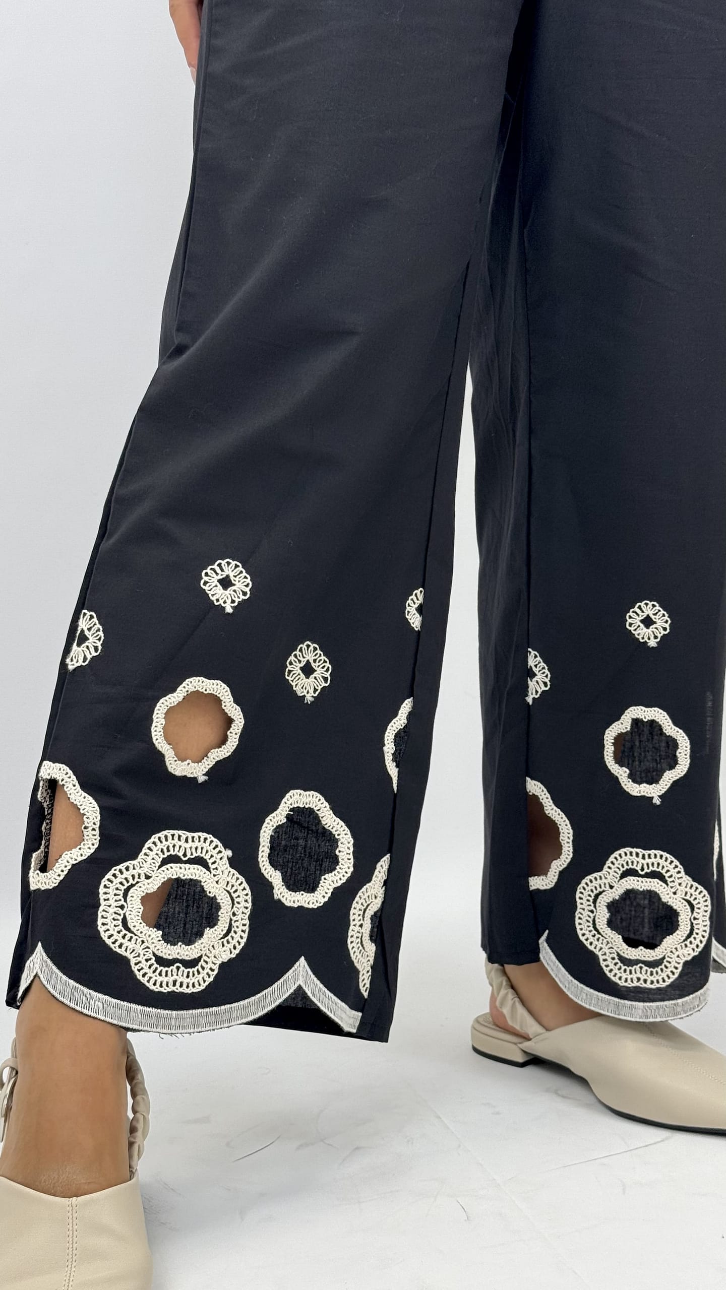 Conjunto blusa e calça preto com croché floral