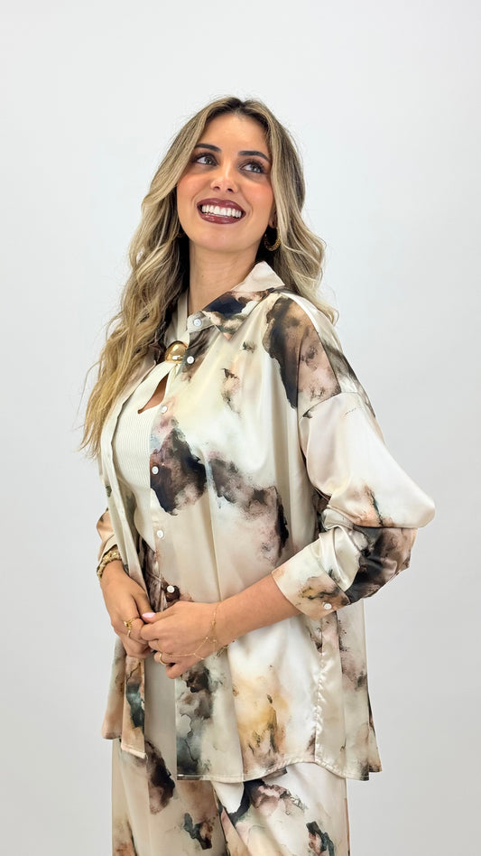 Blusa acetinada tons bege, verde e camel