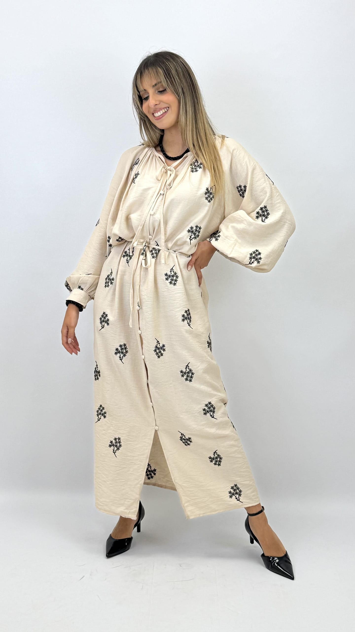 Vestido creme com bordados florais em preto