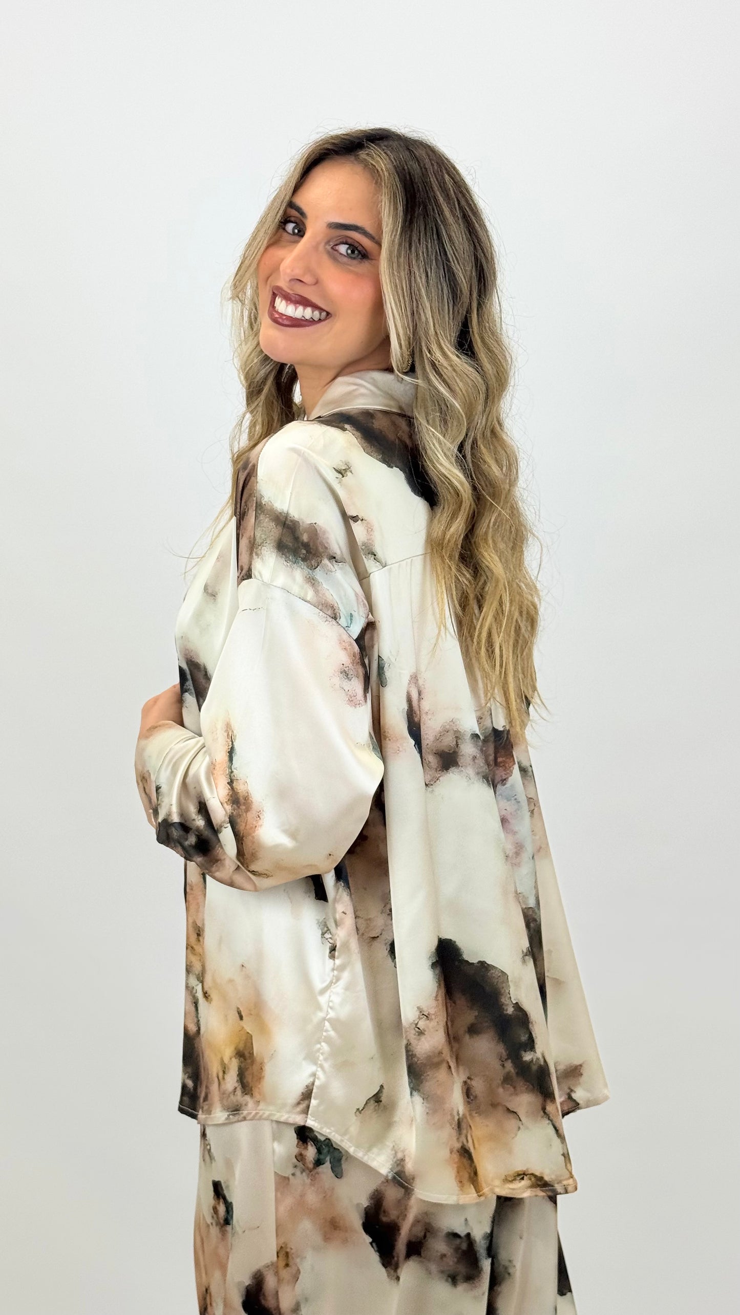 Blusa acetinada tons bege, verde e camel