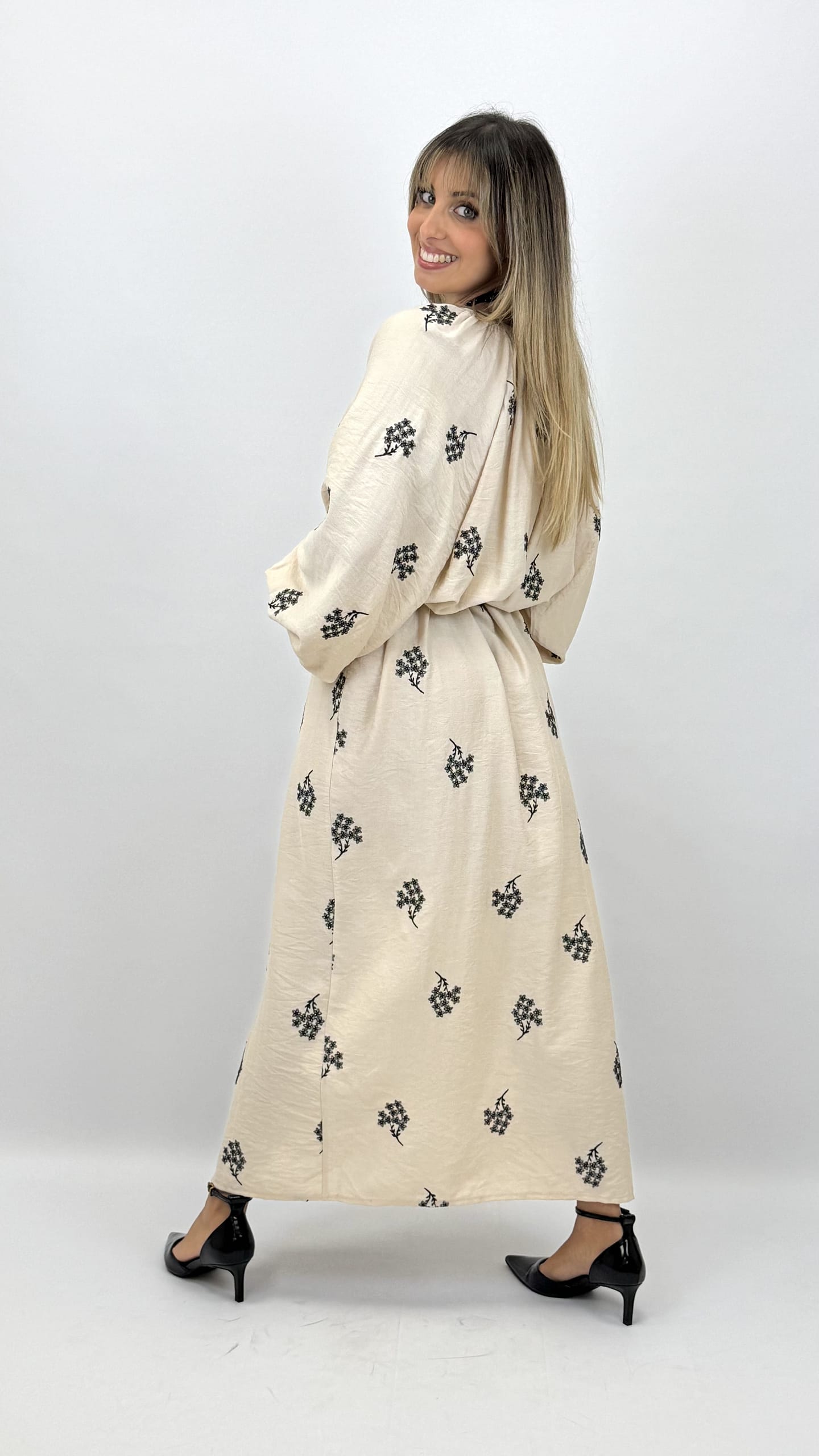 Vestido creme com bordados florais em preto