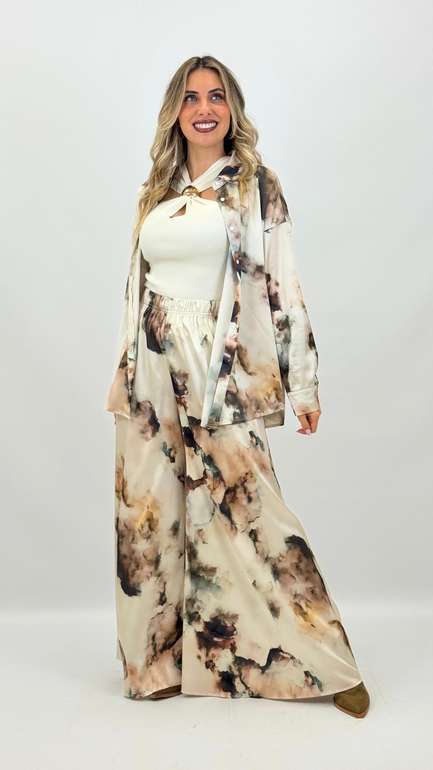 Blusa acetinada tons bege, verde e camel