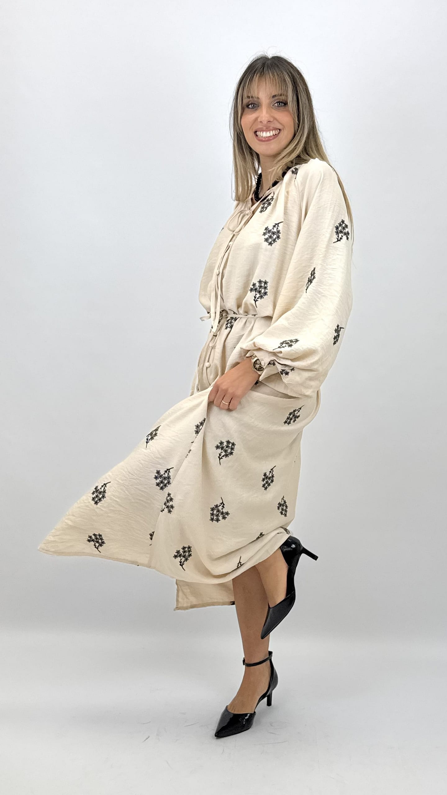 Vestido creme com bordados florais em preto