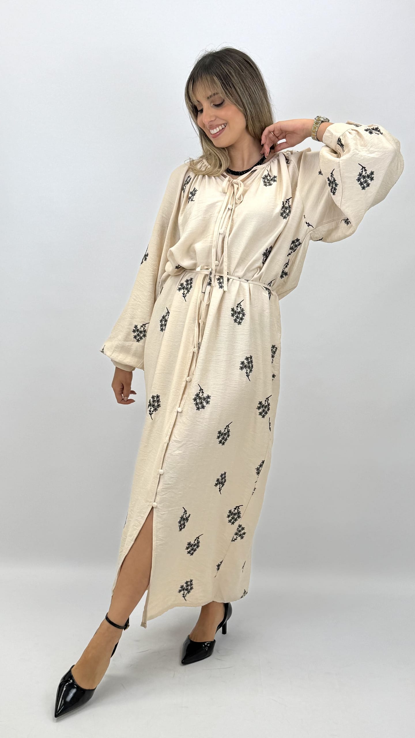 Vestido creme com bordados florais em preto
