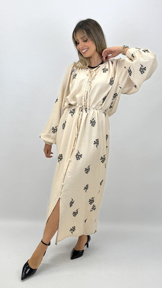 Vestido creme com bordados florais em preto