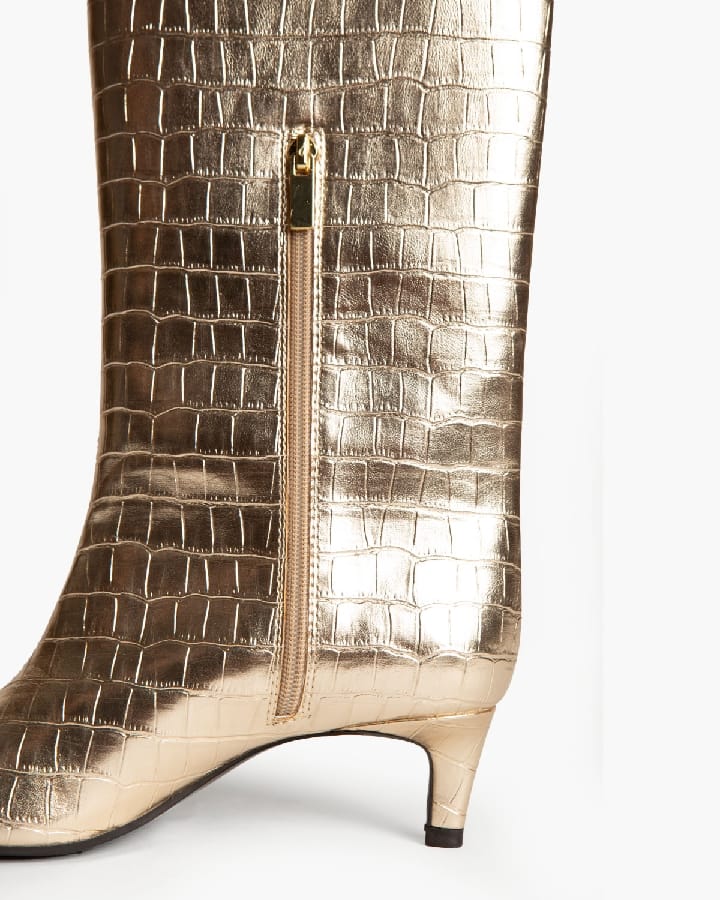 Bota tacão stilleto meio-cano dourado