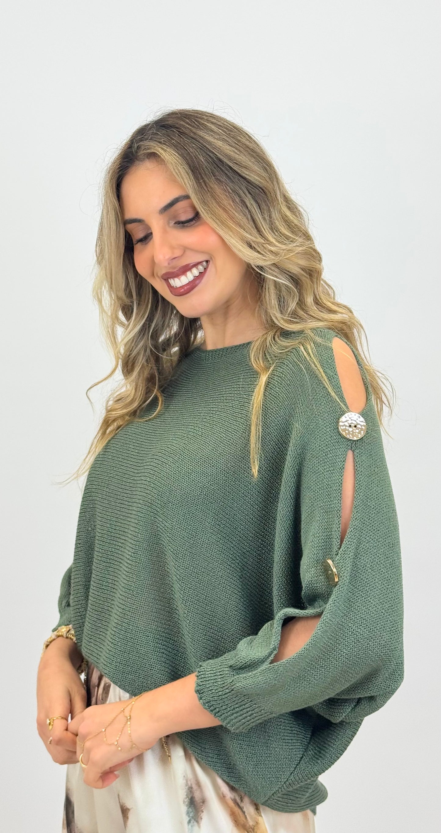 Camisola meia-estação verde com detalhes dourados na manga