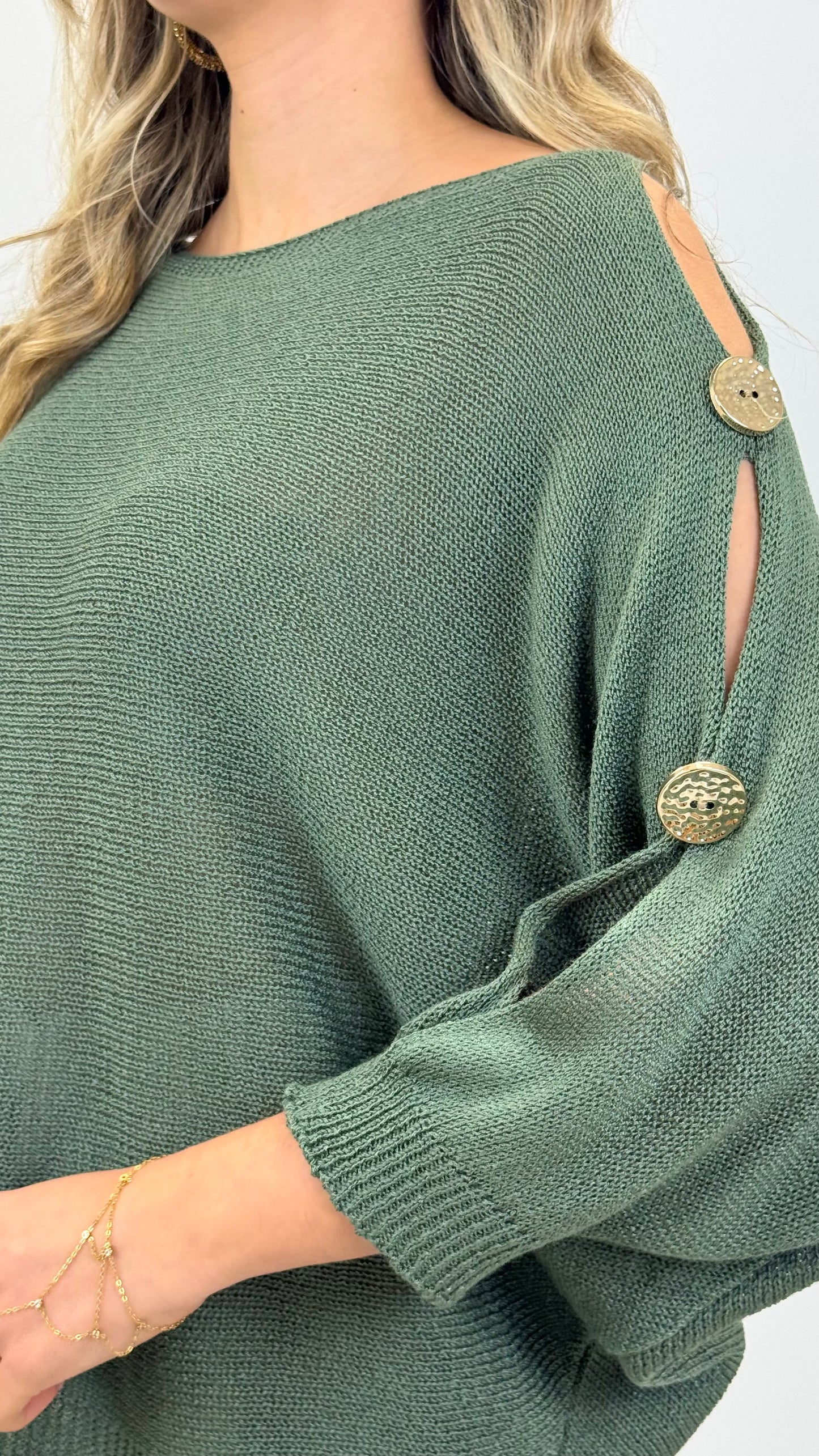 Camisola meia-estação verde com detalhes dourados na manga