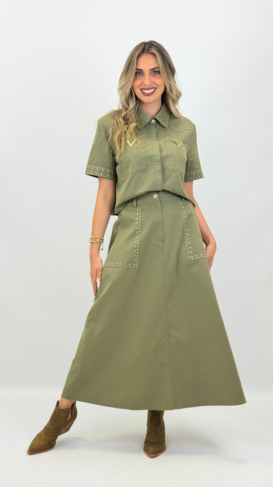 Conjunto blusa e saia verde-tropa com brilhos