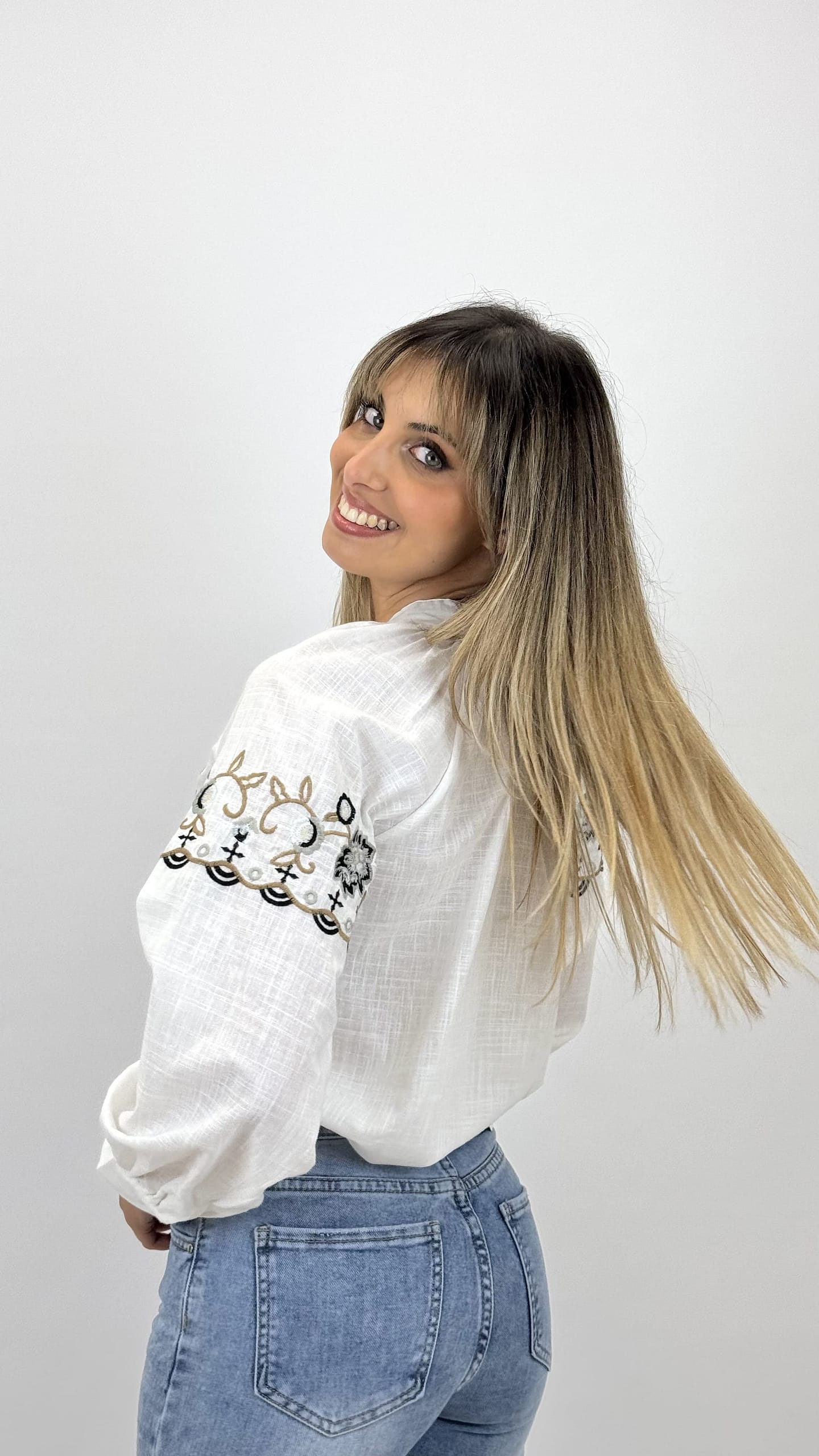 Blusa algodão branca com bordado preto e camel