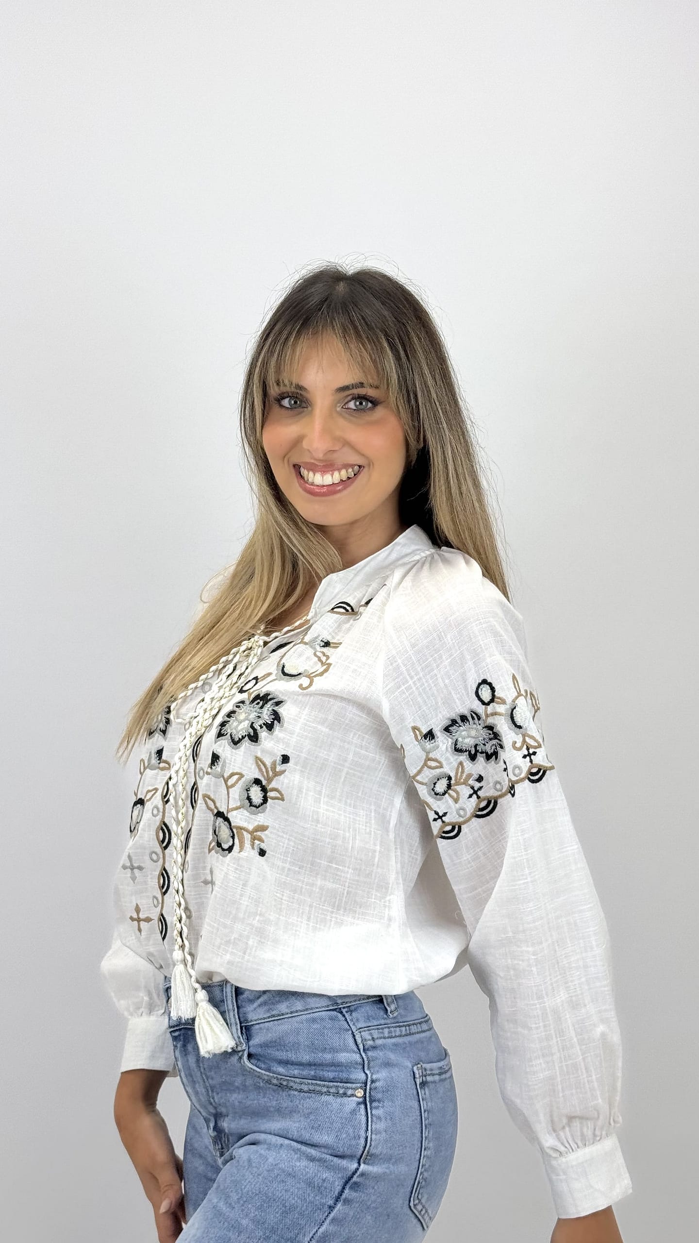 Blusa algodão branca com bordado preto e camel