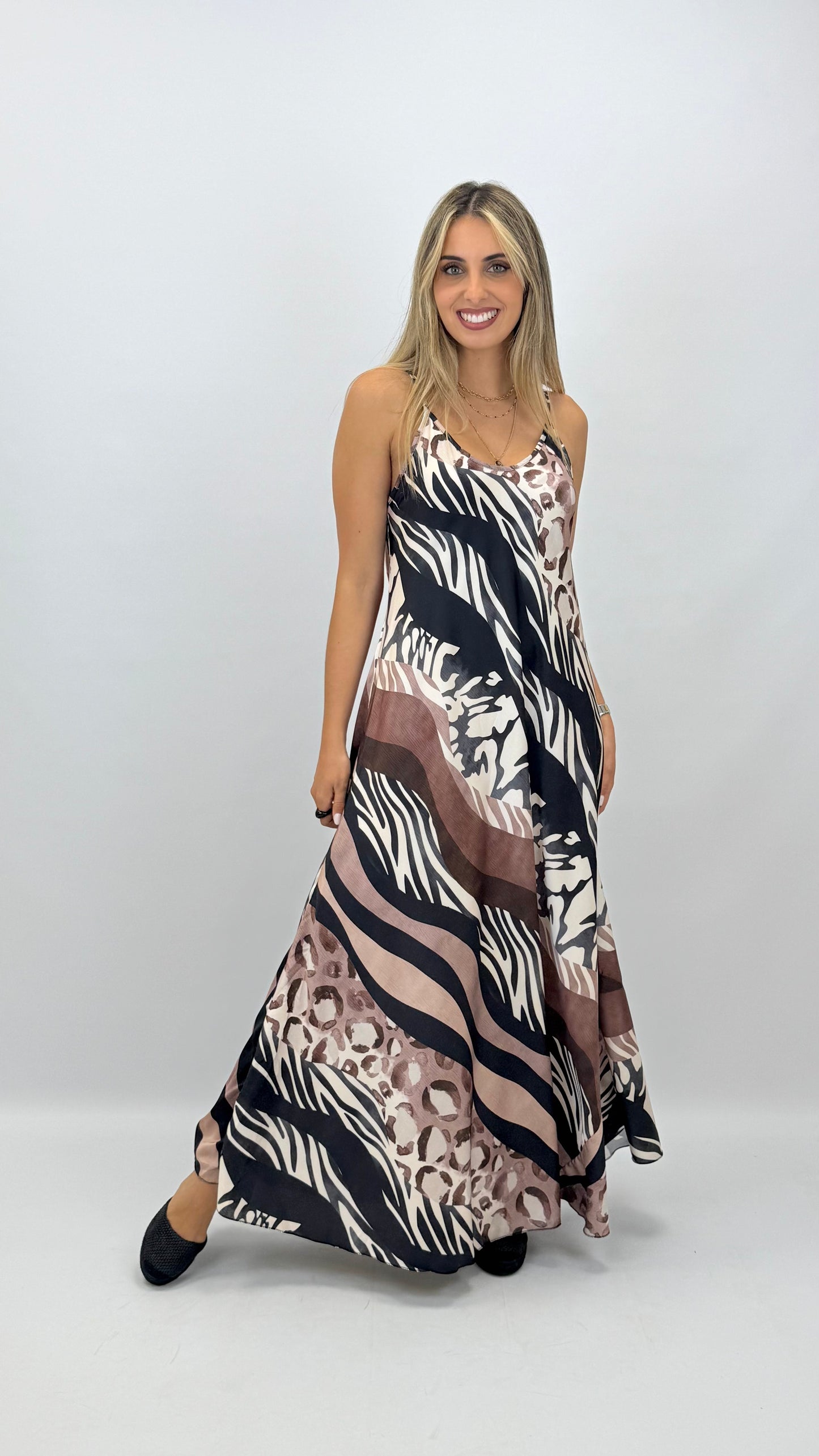 Vestido acetinado animal-print tons preto e camel