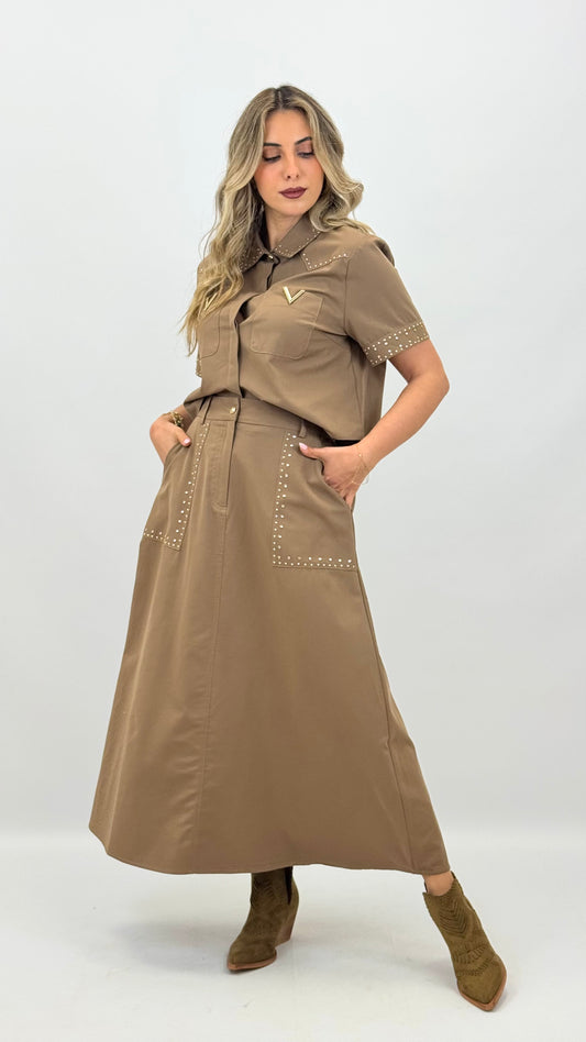 Conjunto blusa e saia castanho com brilhos