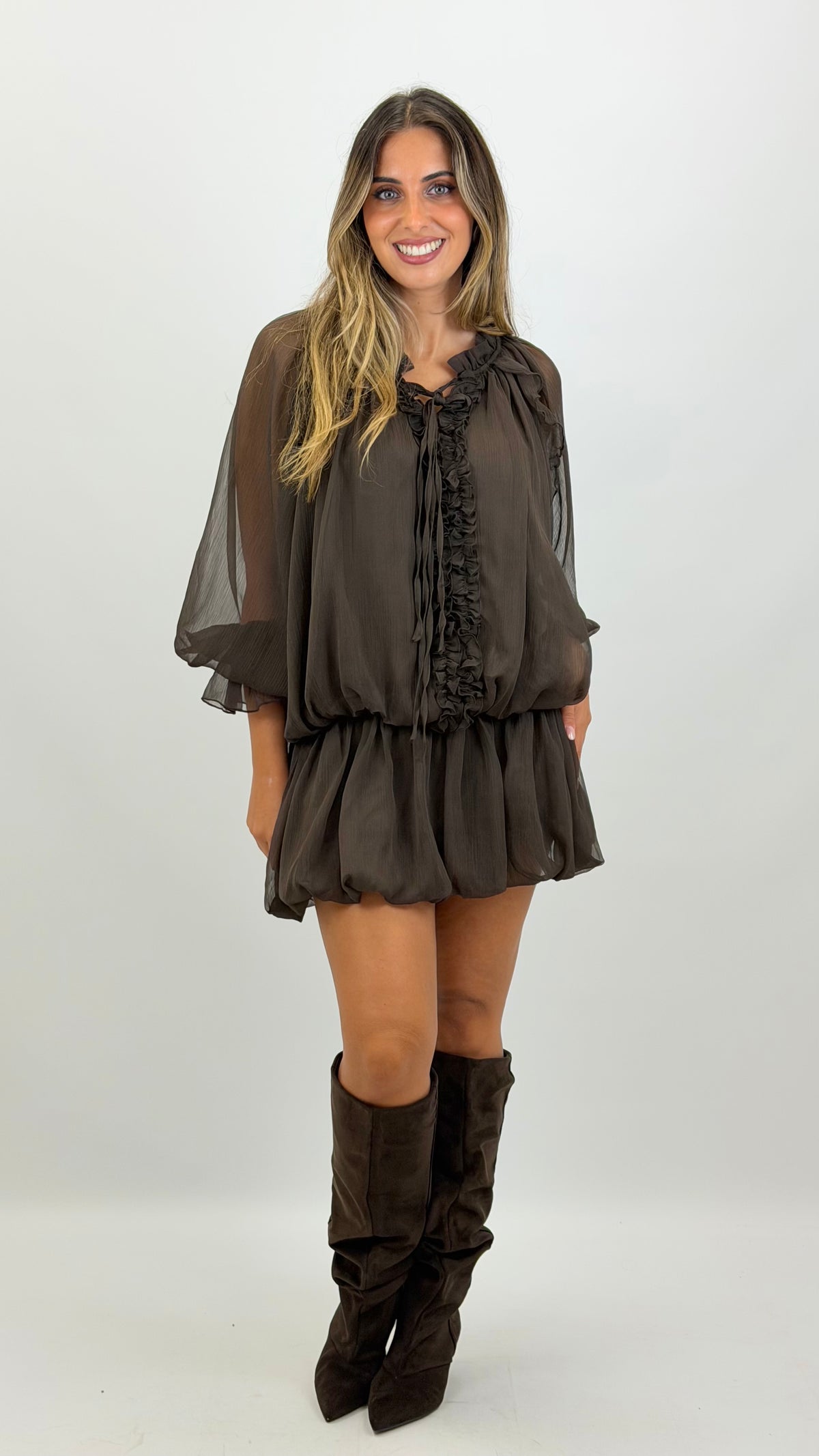 Túnica ou vestido castanho com folhos