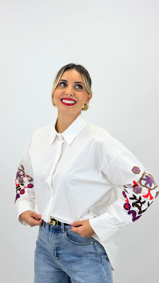 Blusa branca com bordado relevo nas mangas