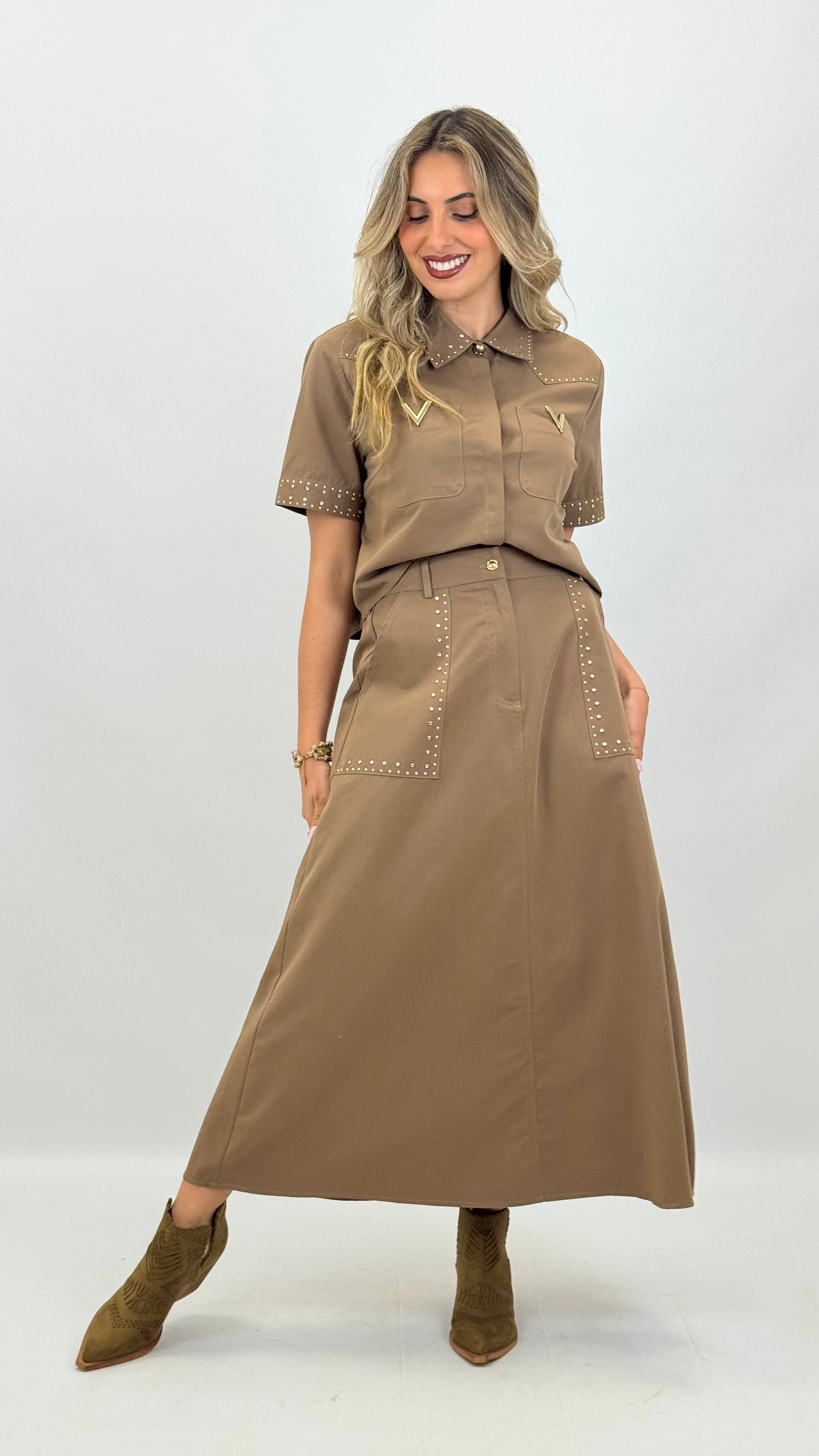 Conjunto blusa e saia castanho com brilhos